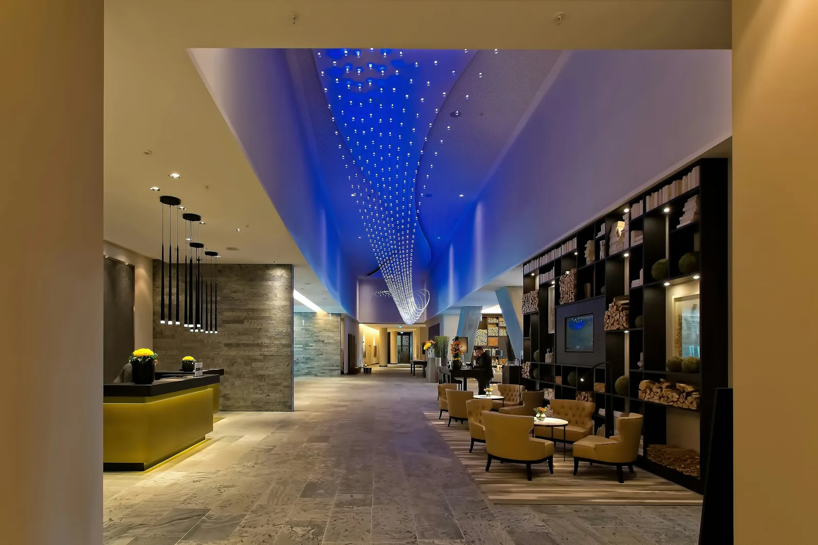 Lobby de hotel moderno com teto de fibra óptica e design contemporâneo