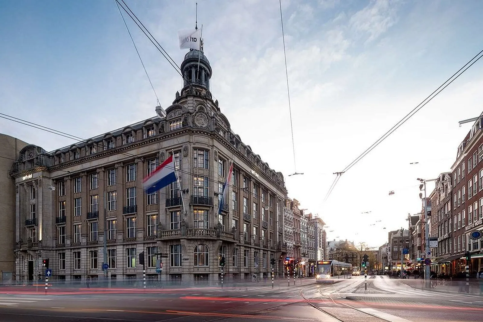 Fachada de edifício corporativo em estilo clássico