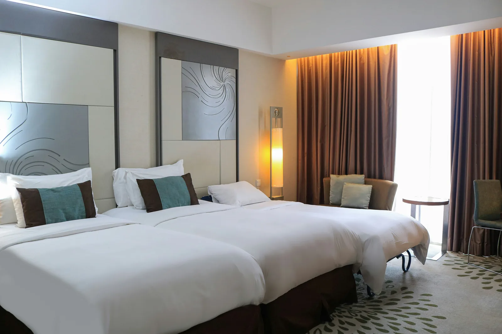 Quarto de hotel executivo com duas camas e vista para a cidade