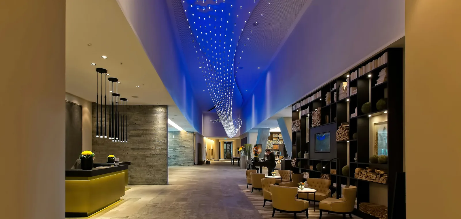 Recepção de hotel moderna com tecnologia de autoatendimento